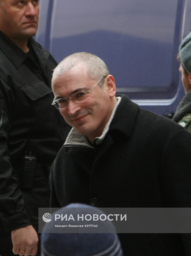 Бывший глава "ЮКОСа" М.Ходорковский у здания Хамовнического суда
