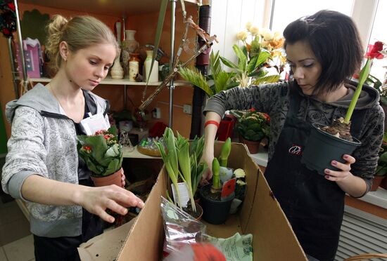 Продажа цветов в канун Международного женского дня