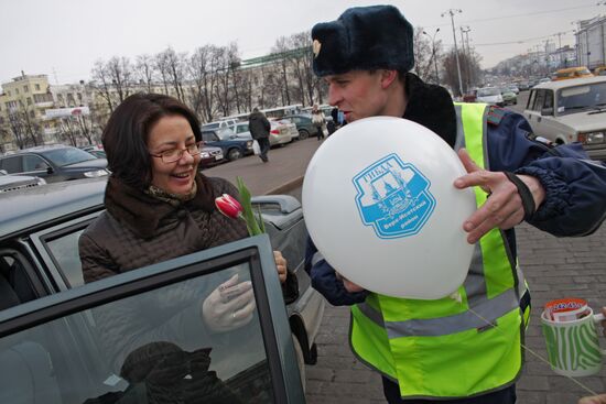 Сотрудники ГИБДД Екатеринбурга поздравили женщин-водителей