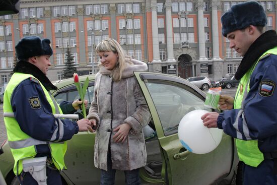 Сотрудники ГИБДД Екатеринбурга поздравили женщин-водителей
