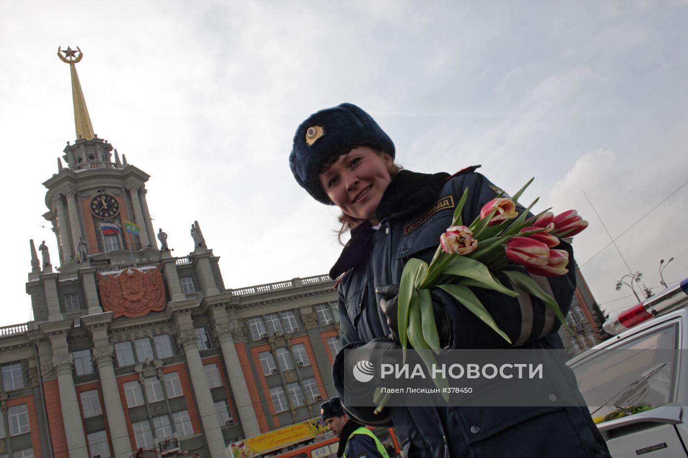 Сотрудники ГИБДД Екатеринбурга поздравили женщин-водителей