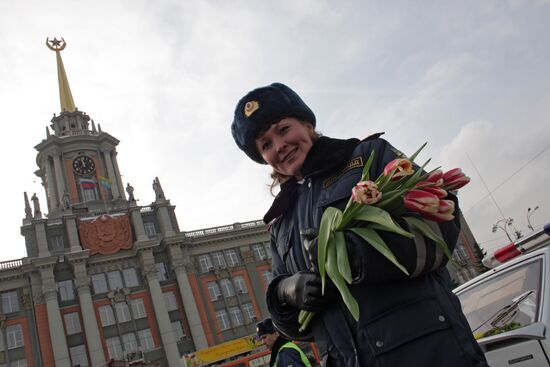 Сотрудники ГИБДД Екатеринбурга поздравили женщин-водителей
