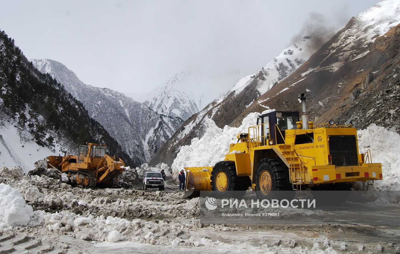 Расчистка снежных завалов на Транскавказской магистрали
