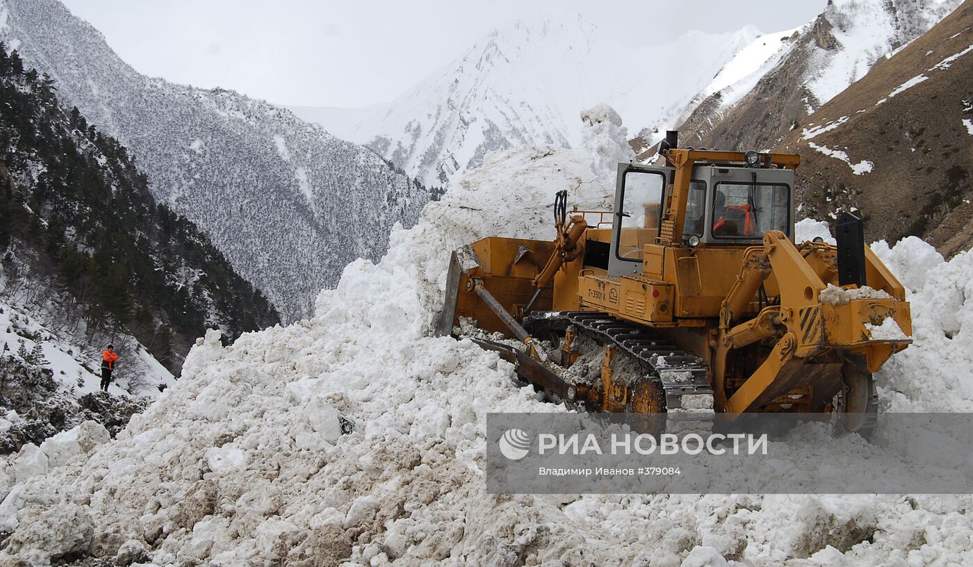 Расчистка снежных завалов на Транскавказской магистрали