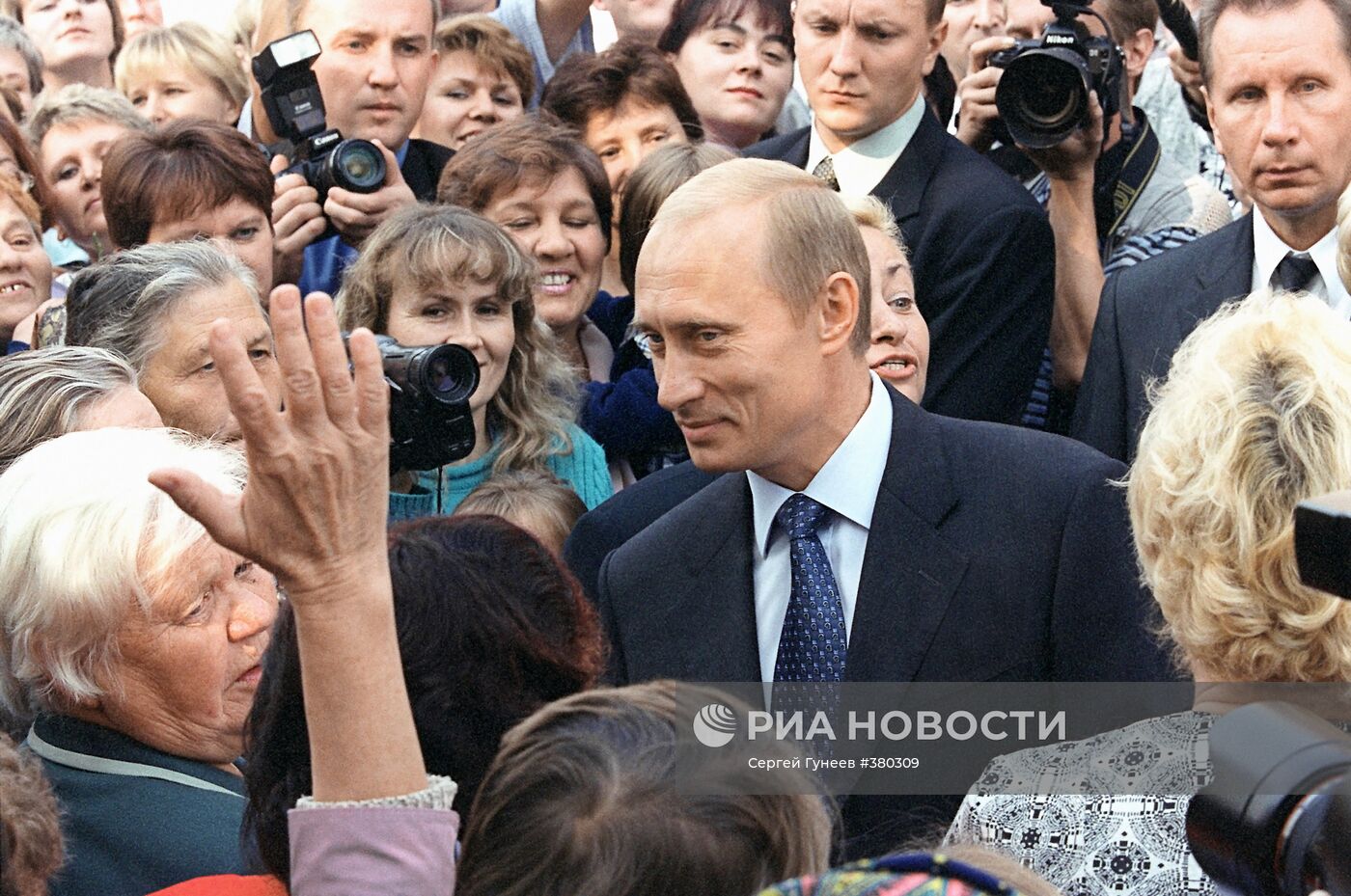 В.Путин в школе подмосковной деревни Кострово