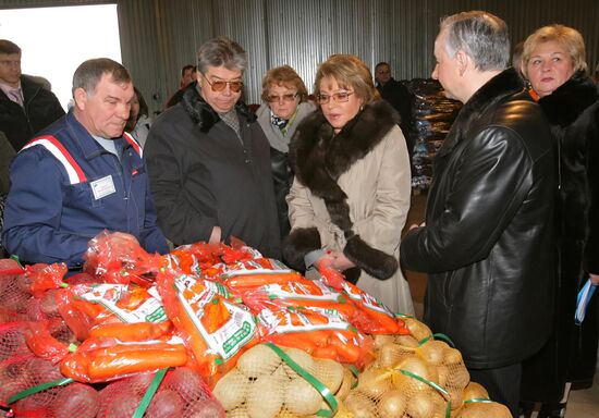 В.Матвиенко осматривает агропромышленное хозяйство "Ручьи"
