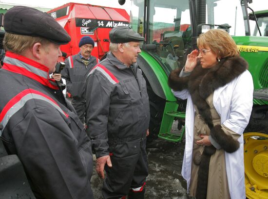 В.Матвиенко осматривает агропромышленное хозяйство "Ручьи"