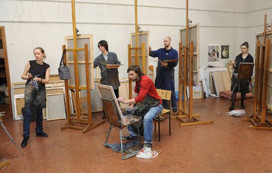 Занятия студентов в Российской Академии живописи