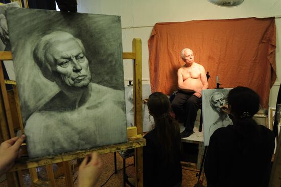 Занятия студентов в Российской Академии живописи