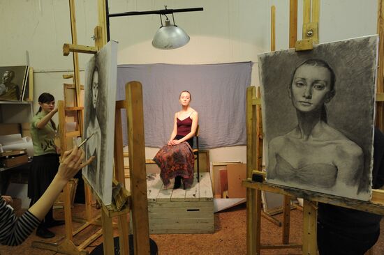 Занятия студентов в Российской Академии живописи