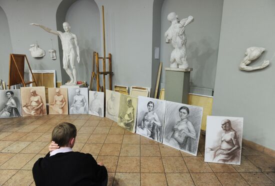 Занятия студентов в Российской Академии живописи