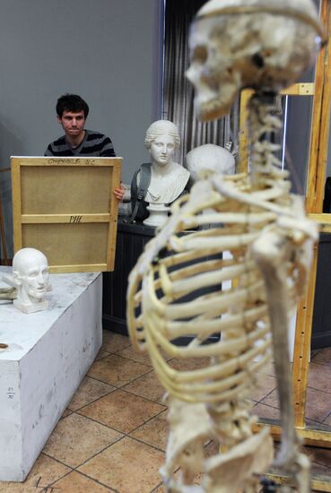 Занятия студентов в Российской Академии живописи