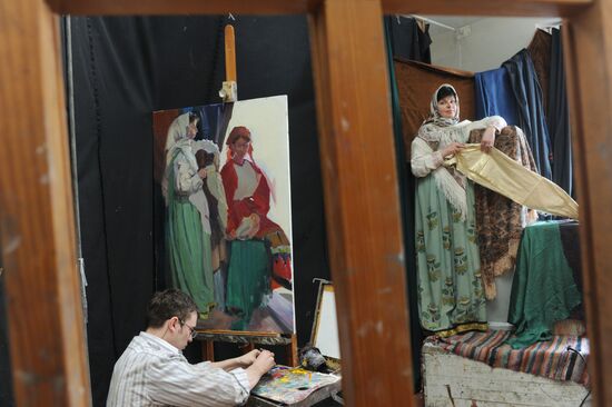 Занятия студентов в Российской Академии живописи