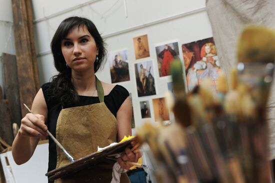 Занятия студентов в Российской Академии живописи