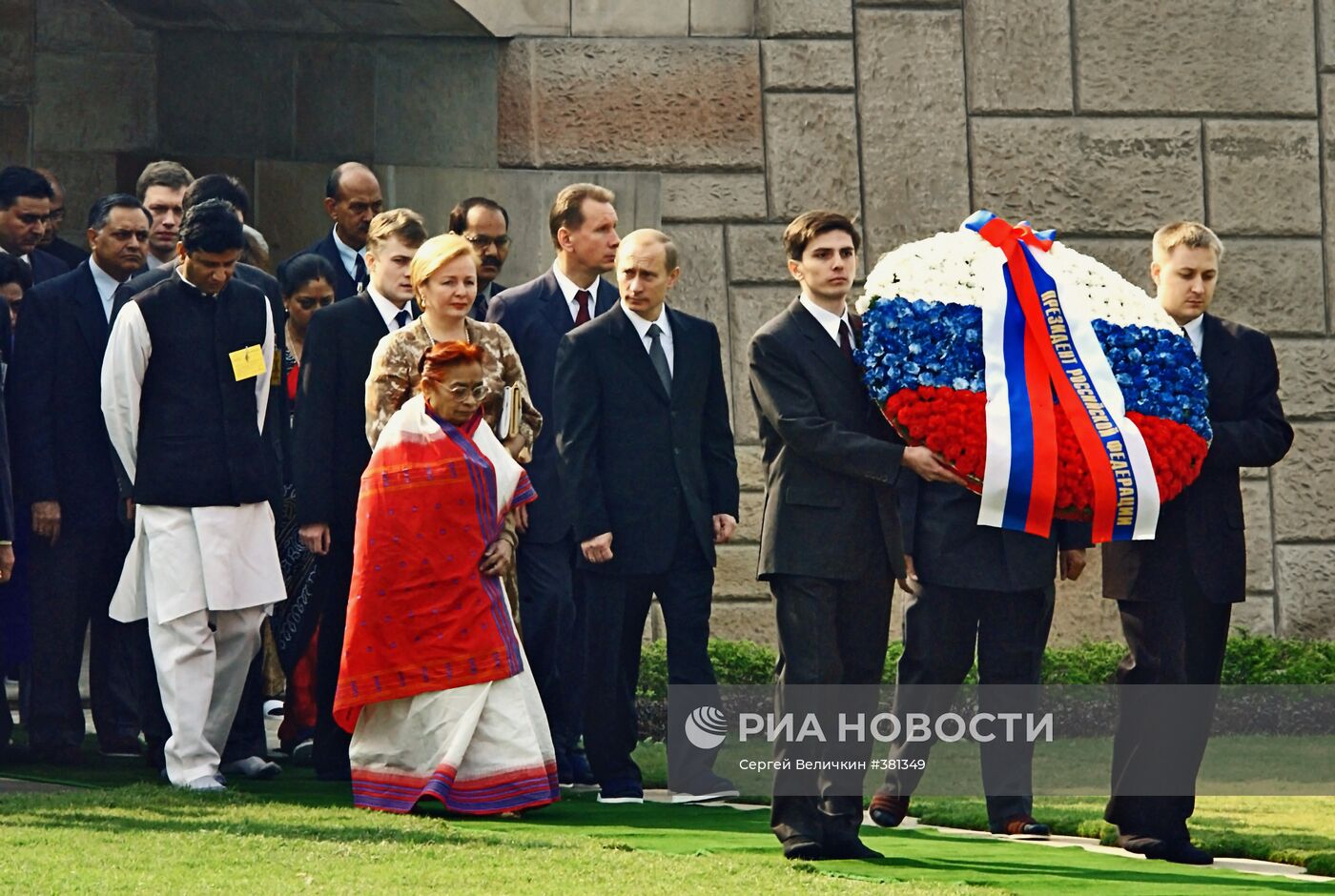 В.Путин с супругой у мемориала "Раджгхат" в Индии