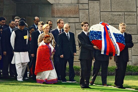 В.Путин с супругой у мемориала "Раджгхат" в Индии