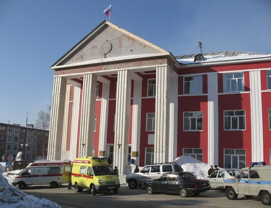 Здание администрации города Кировска Мурманской области