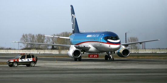 Самолеты Sukhoi SuperJet-100 в аэропорту "Толмачево"
