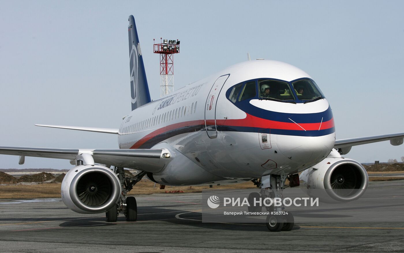 Самолеты Sukhoi SuperJet-100 в аэропорту "Толмачево"