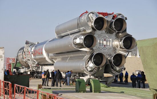 Вывоз и установка ракеты "Протон-М" на стартовый комплекс