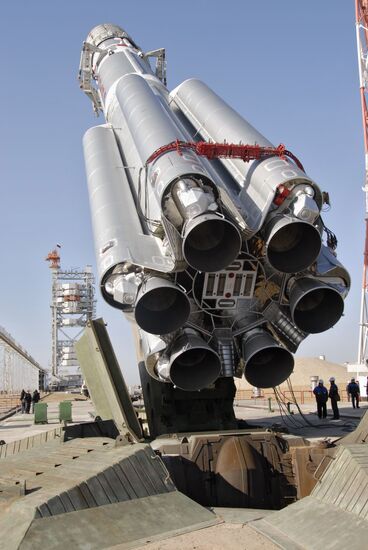 Вывоз и установка ракеты "Протон-М" на стартовый комплекс