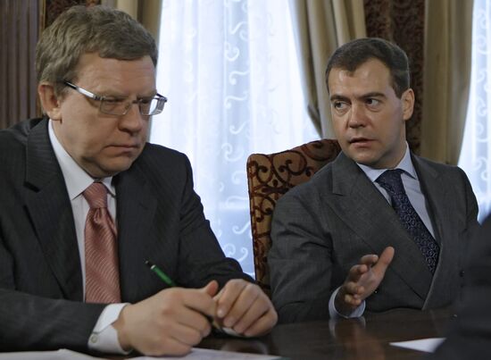 Д.Медведев провел совсещание с министрами финансов СНГ