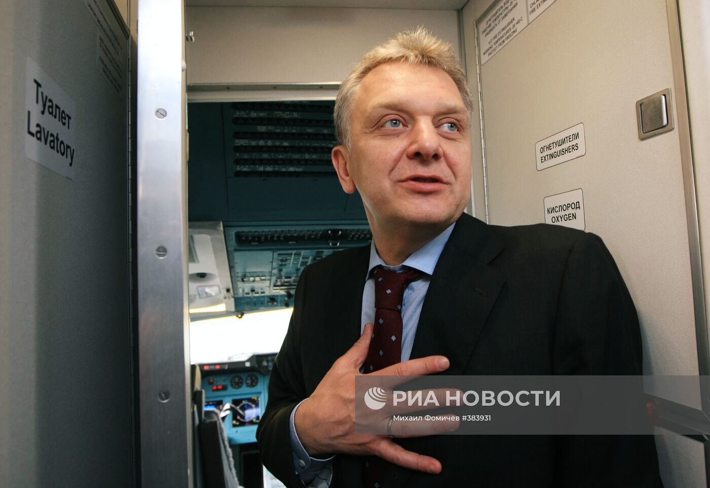 Виктор Христенко в кабине самолета "Ту-204"