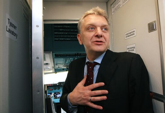 Виктор Христенко в кабине самолета "Ту-204"