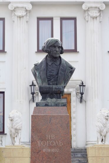 Памятник Николаю Гоголю в Волгограде