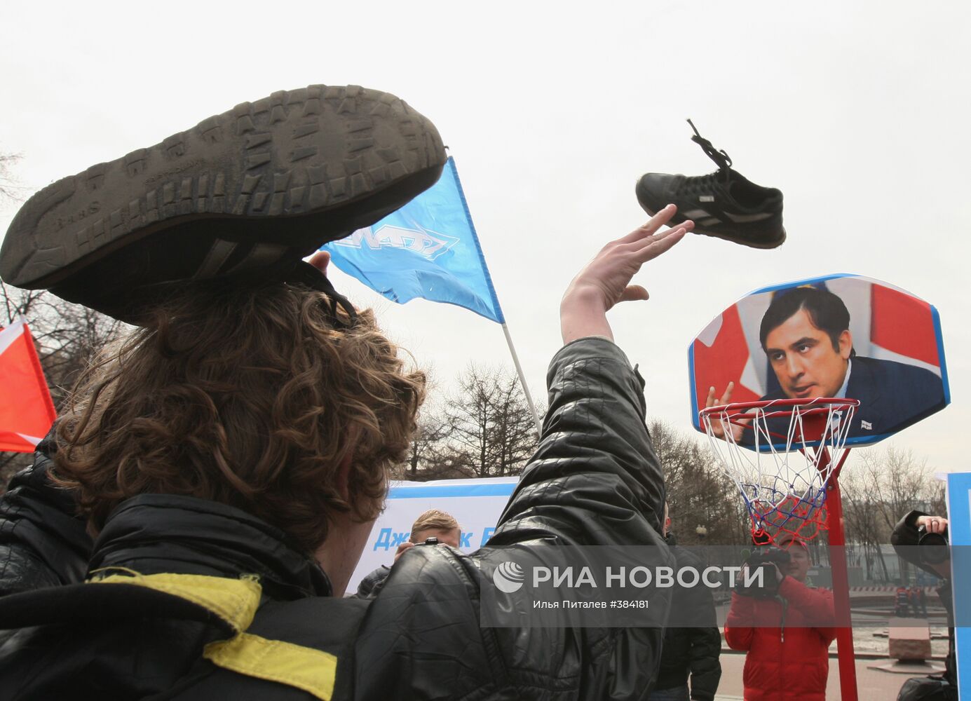 Соревнования по киданию ботинок в портреты политиков в Москве