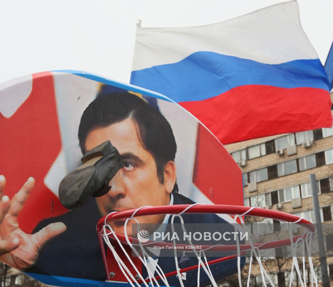 Соревнования по киданию ботинок в портреты политиков в Москве