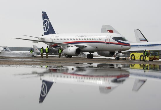 Новый самолет Sukhoi SuperJet-100 в Жуковском