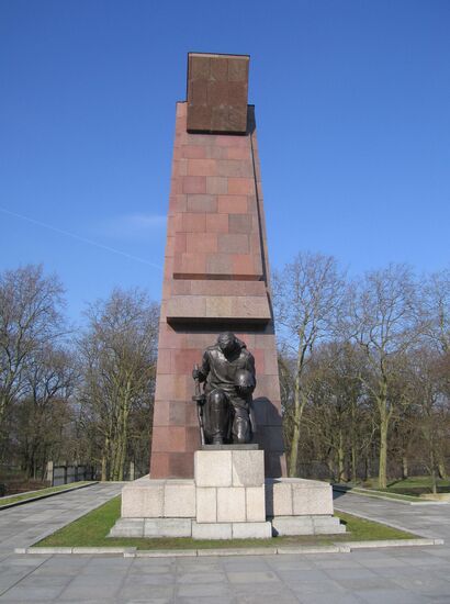 Мемориал советскому Солдату-освободителю в Трептов-парке