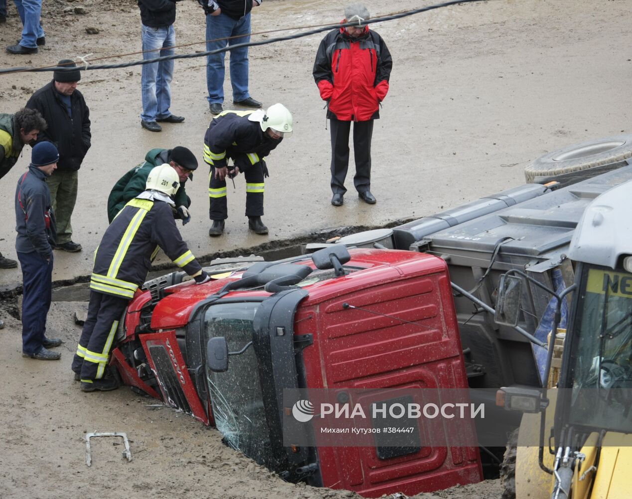 Четыре автомобиля провалились в яму на автодороге в Бутово