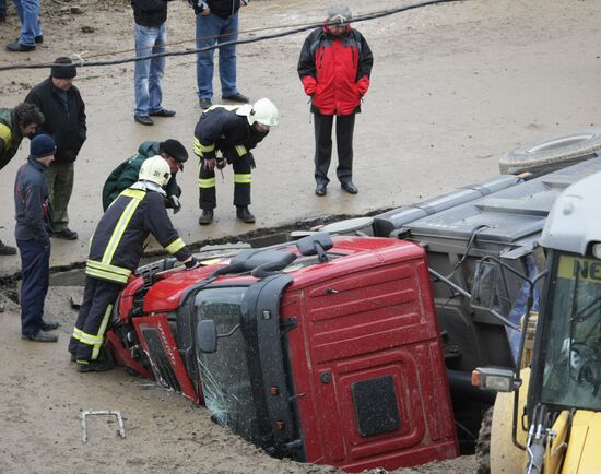 Четыре автомобиля провалились в яму на автодороге в Бутово