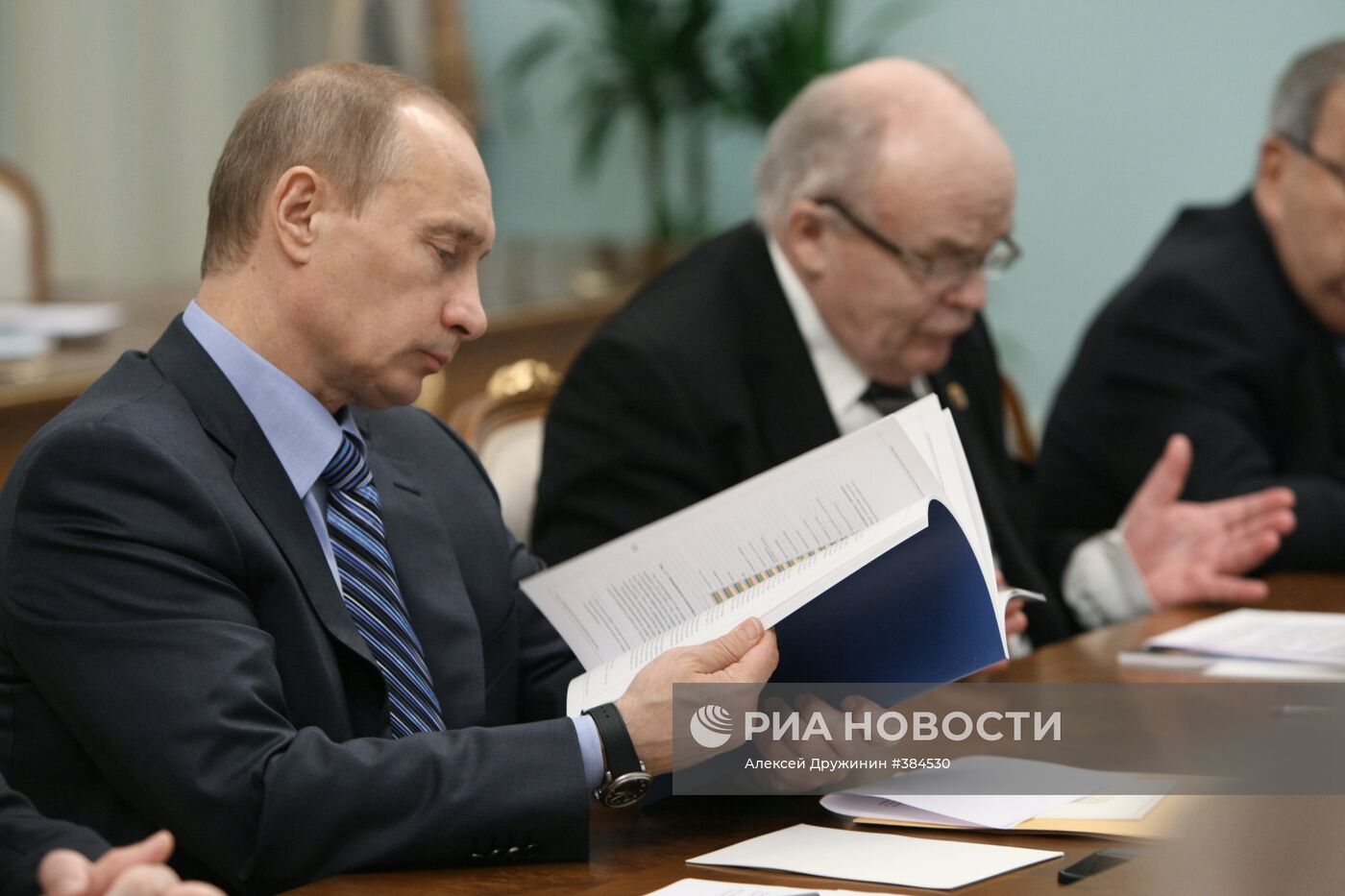 В.Путин провел рабочую встречу в Доме правительства РФ