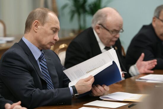 В.Путин провел рабочую встречу в Доме правительства РФ