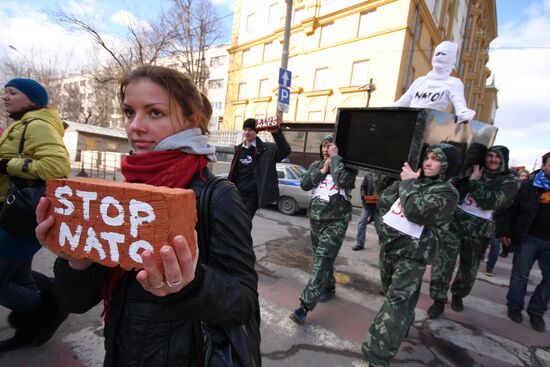 Акция движения "Россия молодая" у здания посольства США