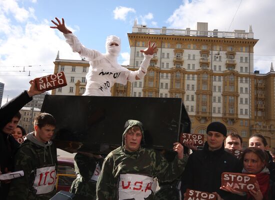 Акция движения "Россия молодая" у здания посольства США