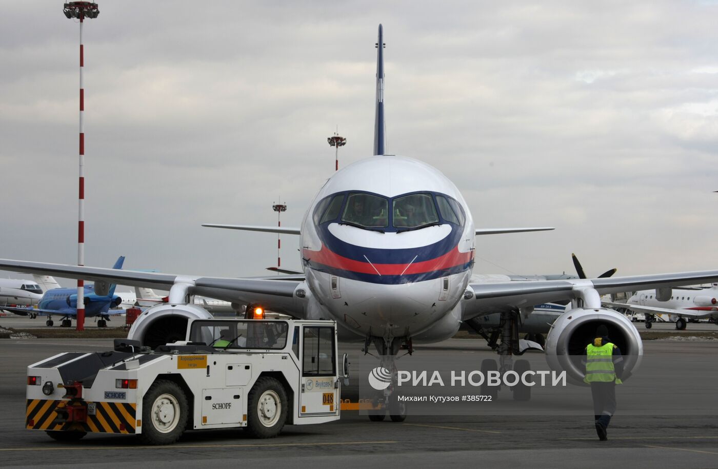 Самолет Superjet-100 в аэропорту "Внуково-3"