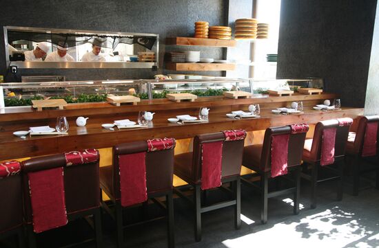 Внутренний интерьер ресторана японской кухни NOBU