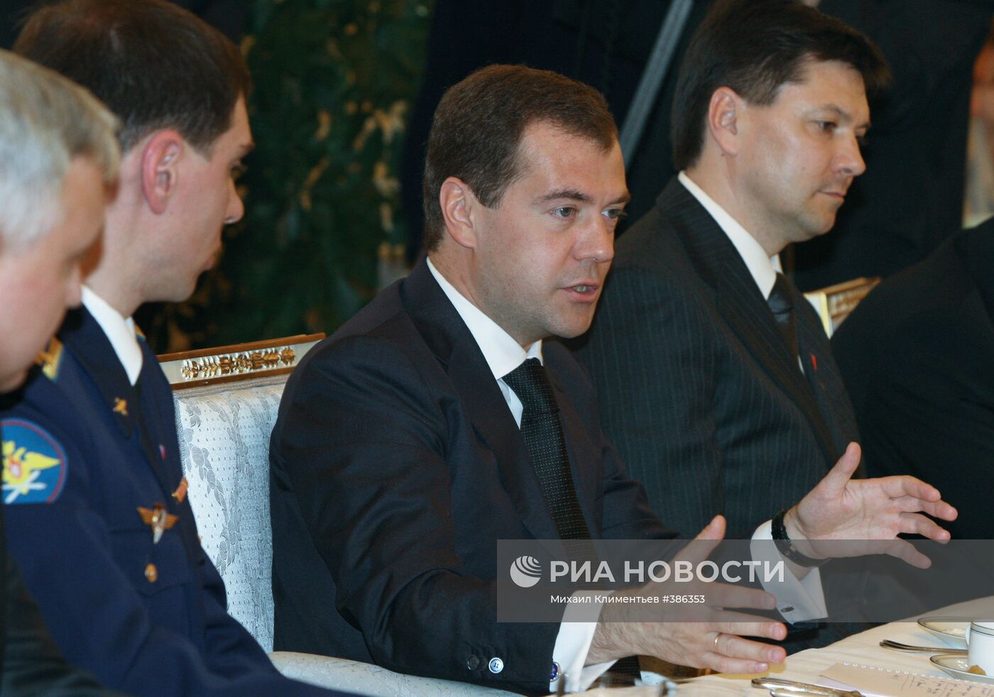 Президент РФ вручил Звезды Героя России российским космонавтам