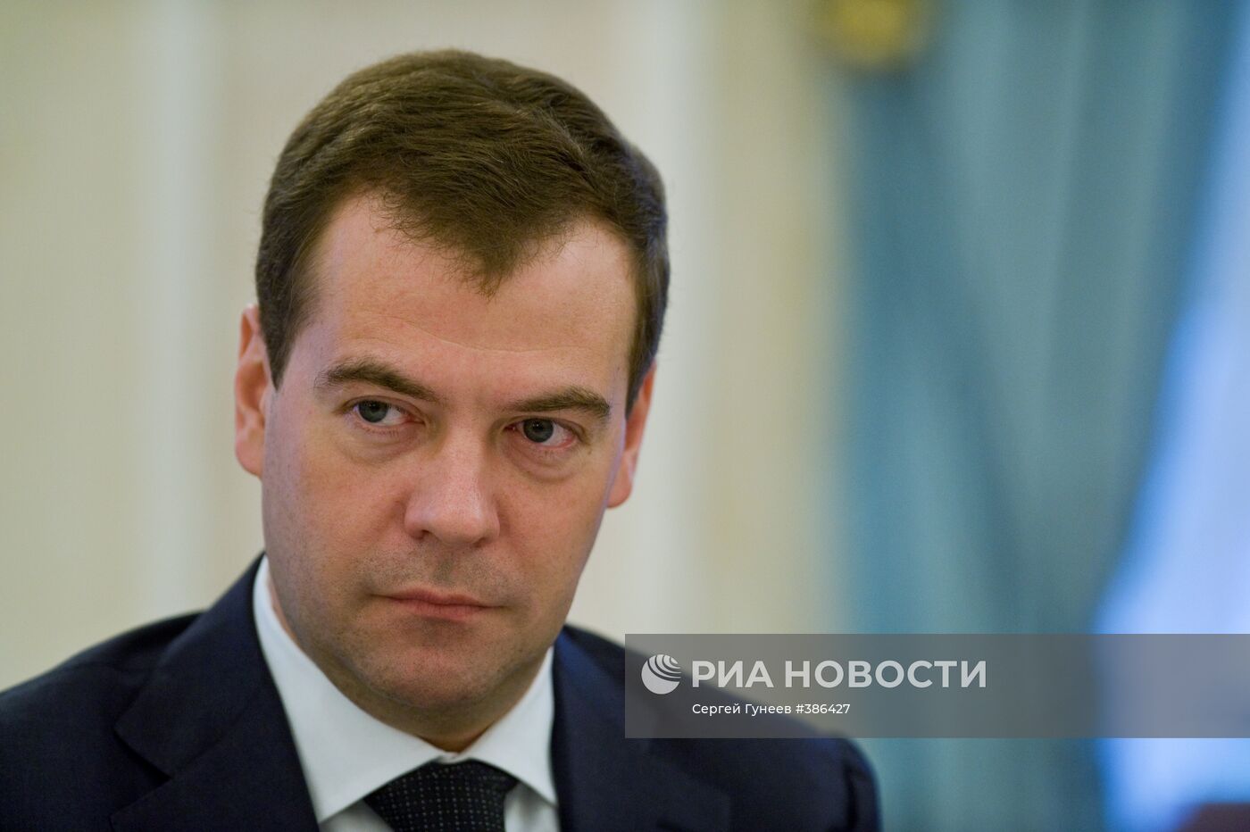 Президент РФ вручил Звезды Героя России российским космонавтам