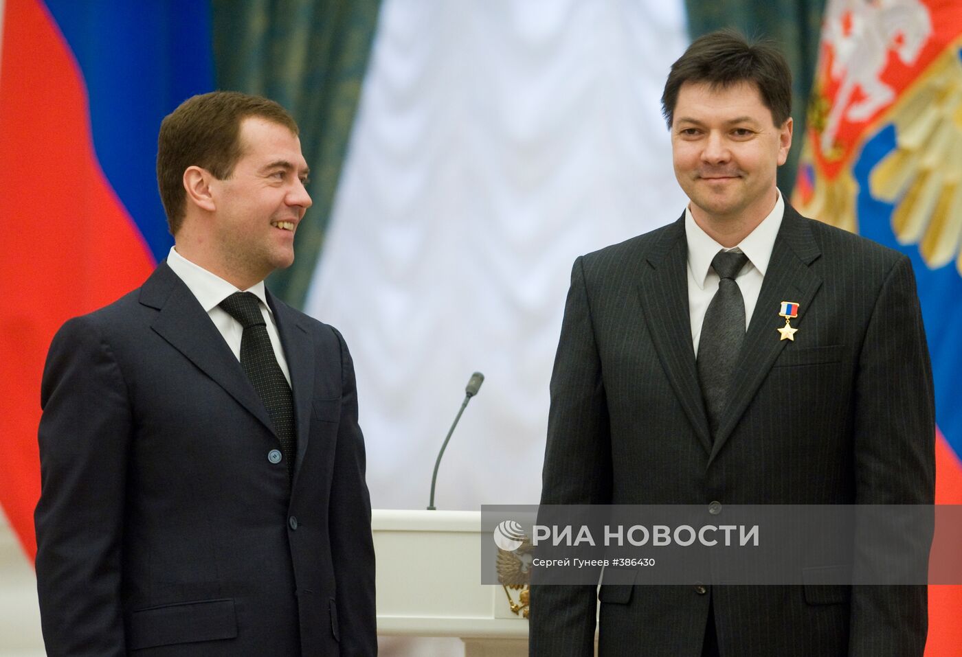 Президент РФ вручил Звезды Героя России российским космонавтам