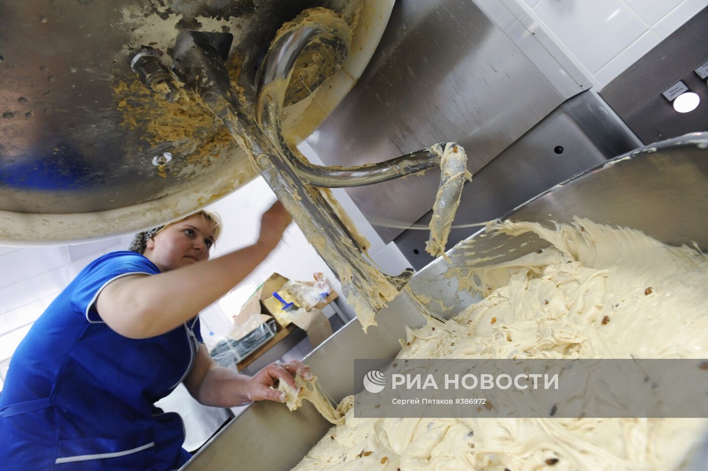 Изготовление куличей в пекарне Свято-Данилова монастыря в Москве