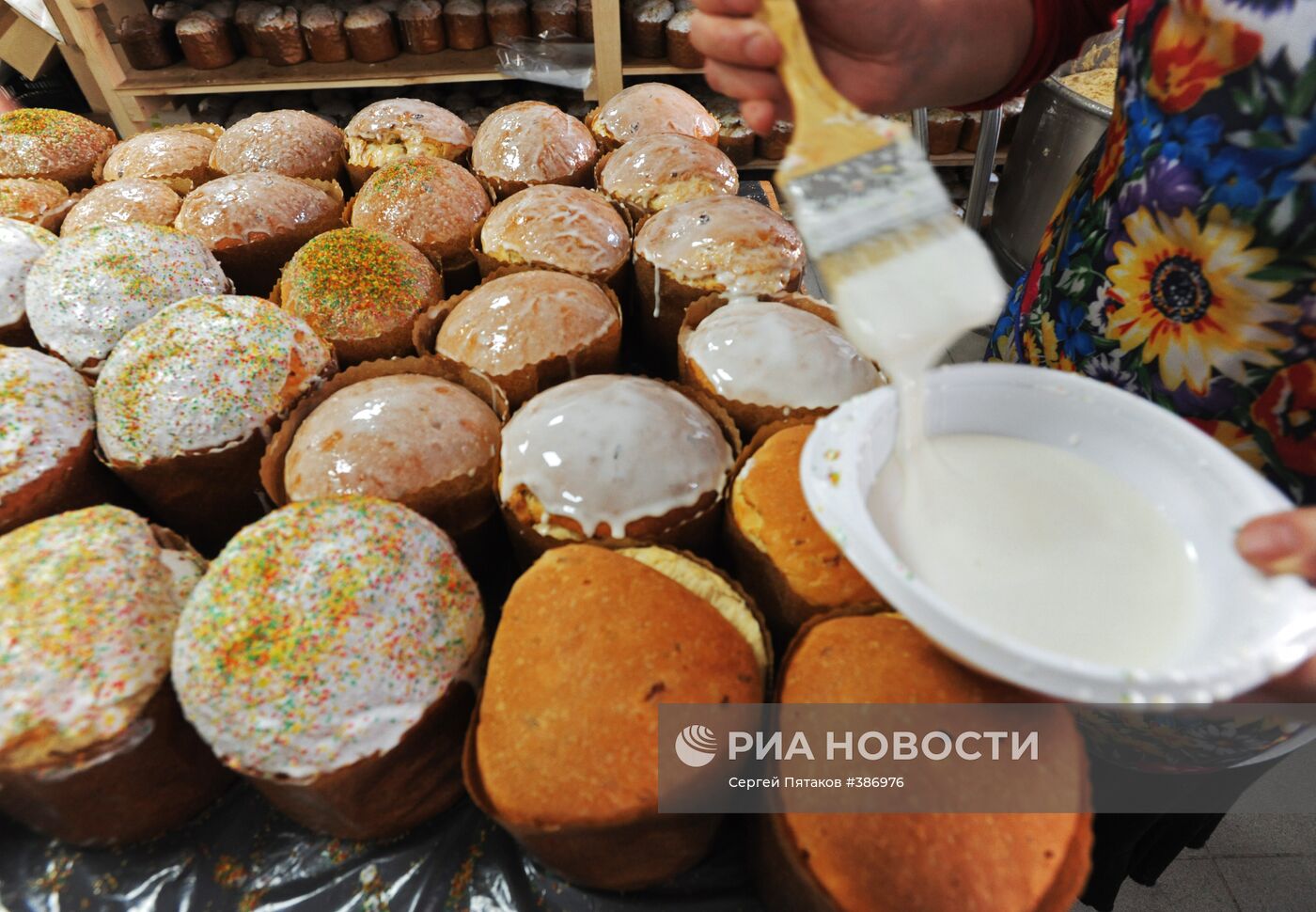 Изготовление куличей в пекарне Свято-Данилова монастыря в Москве