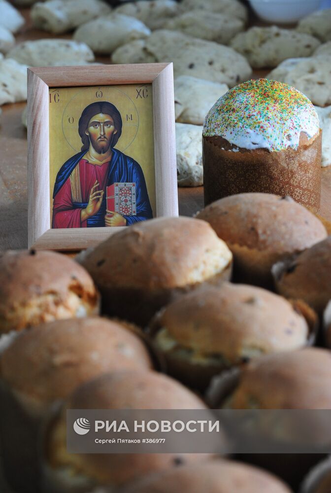 Изготовление куличей в пекарне Свято-Данилова монастыря в Москве
