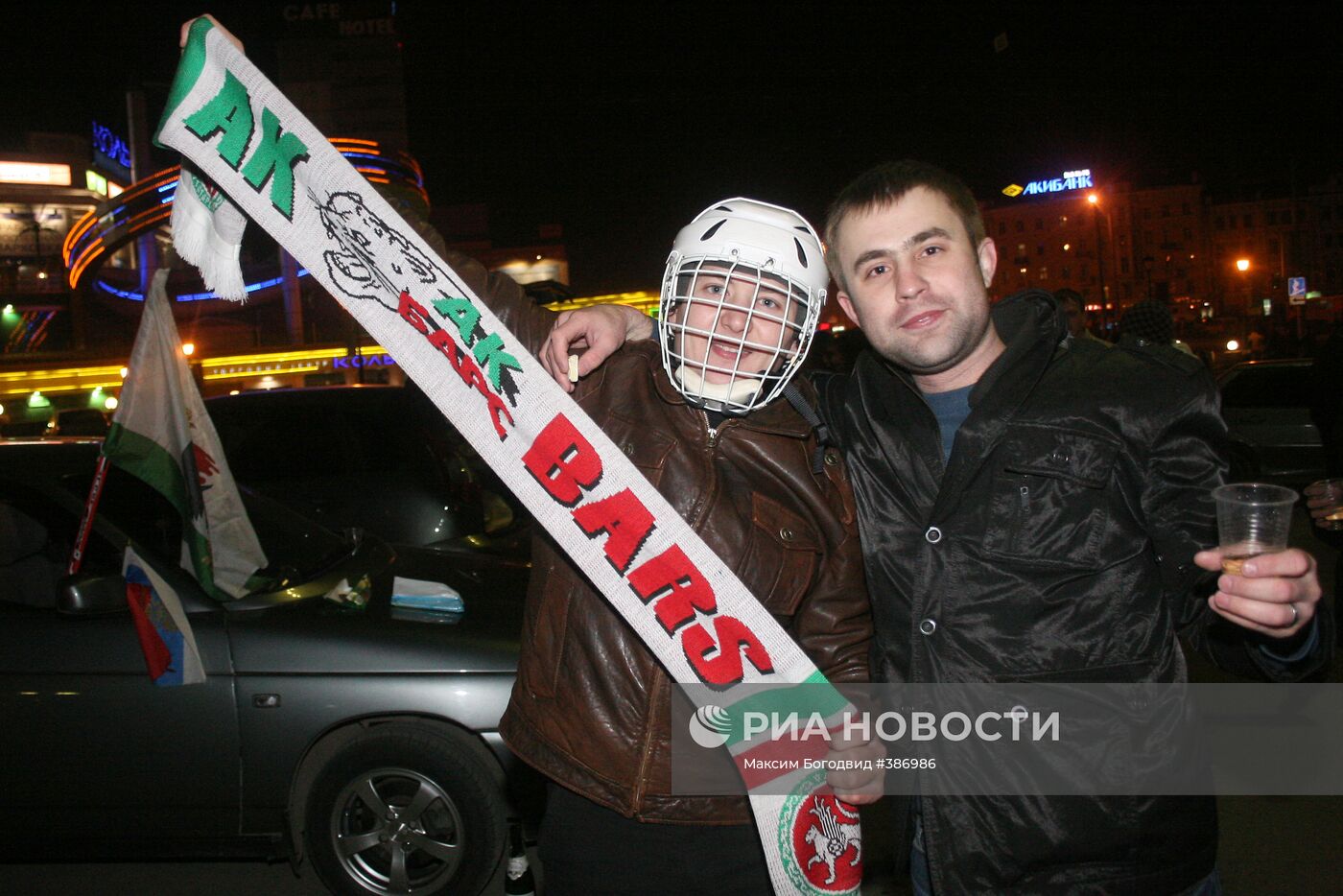 Болельщики "Ак Барса" на улицах Казани празднуют победу
