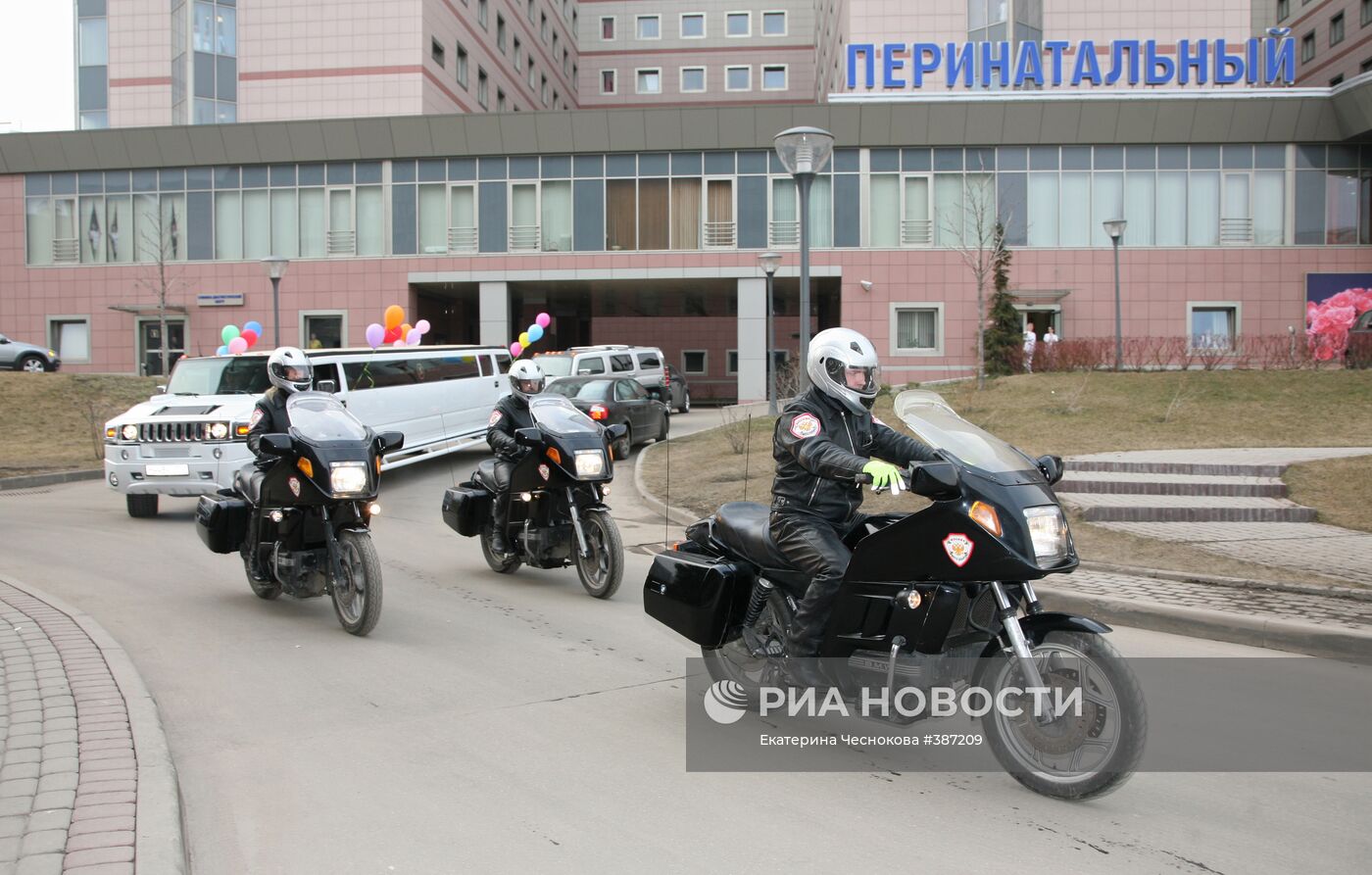 Катя Лель выписалась с дочерью из роддома