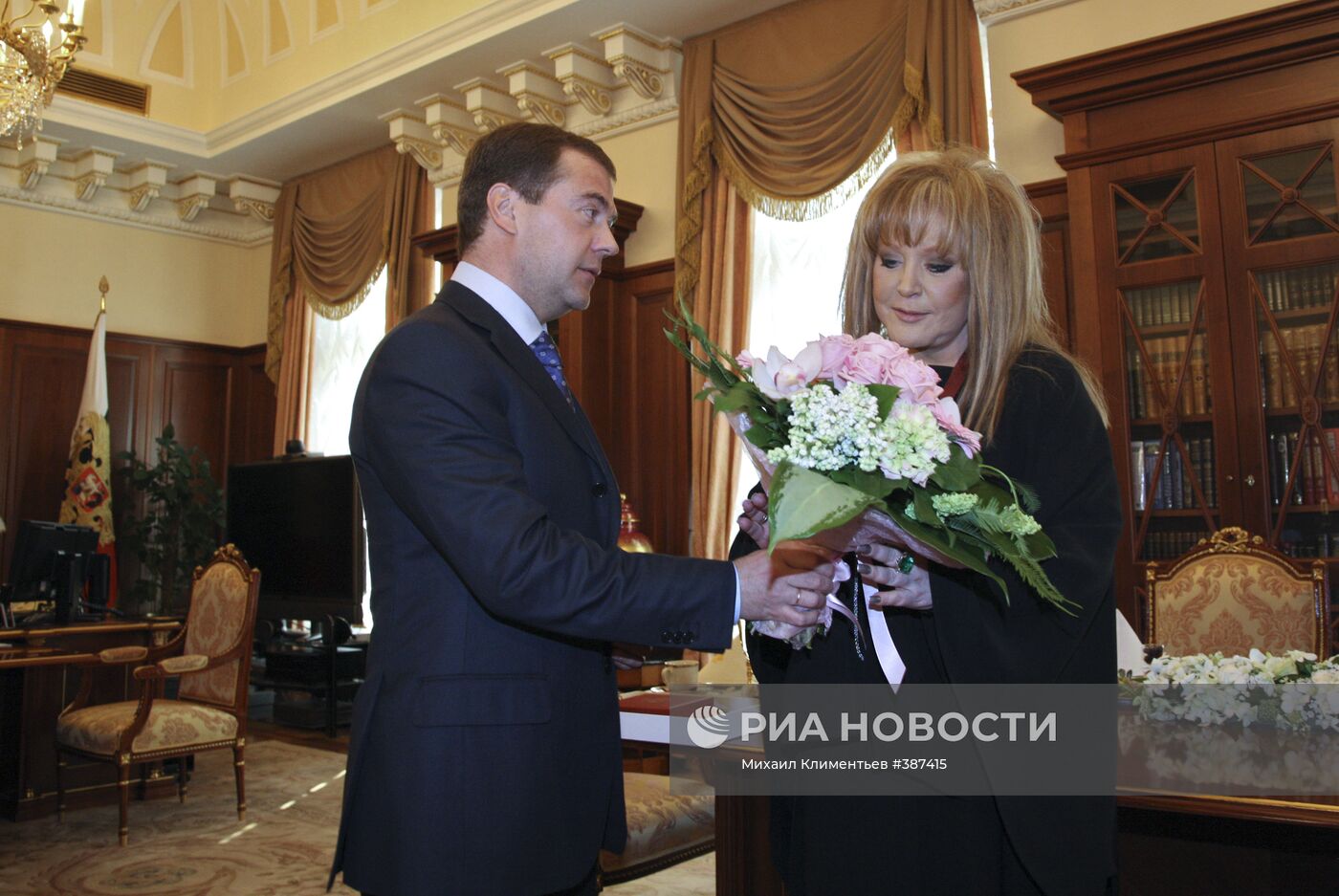 Д.Медведев поздравил А.Пугачеву с днем рождения